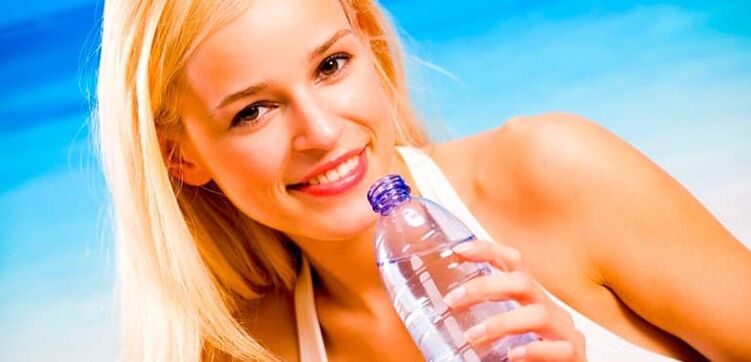 girls drink water on a drinking diet